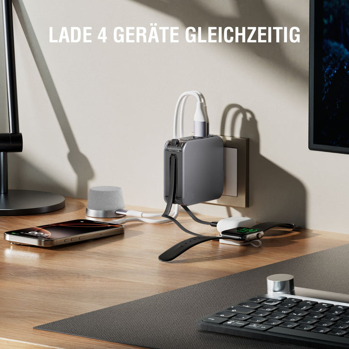 Lade 4 Geräte gleichzeitig auf mit dem 4smarts 3in1 Hybrid Charger Lucid, Powerbank mit integrierten Kabeln, silber, der direkt an eine Wandsteckdose angeschlossen ist.