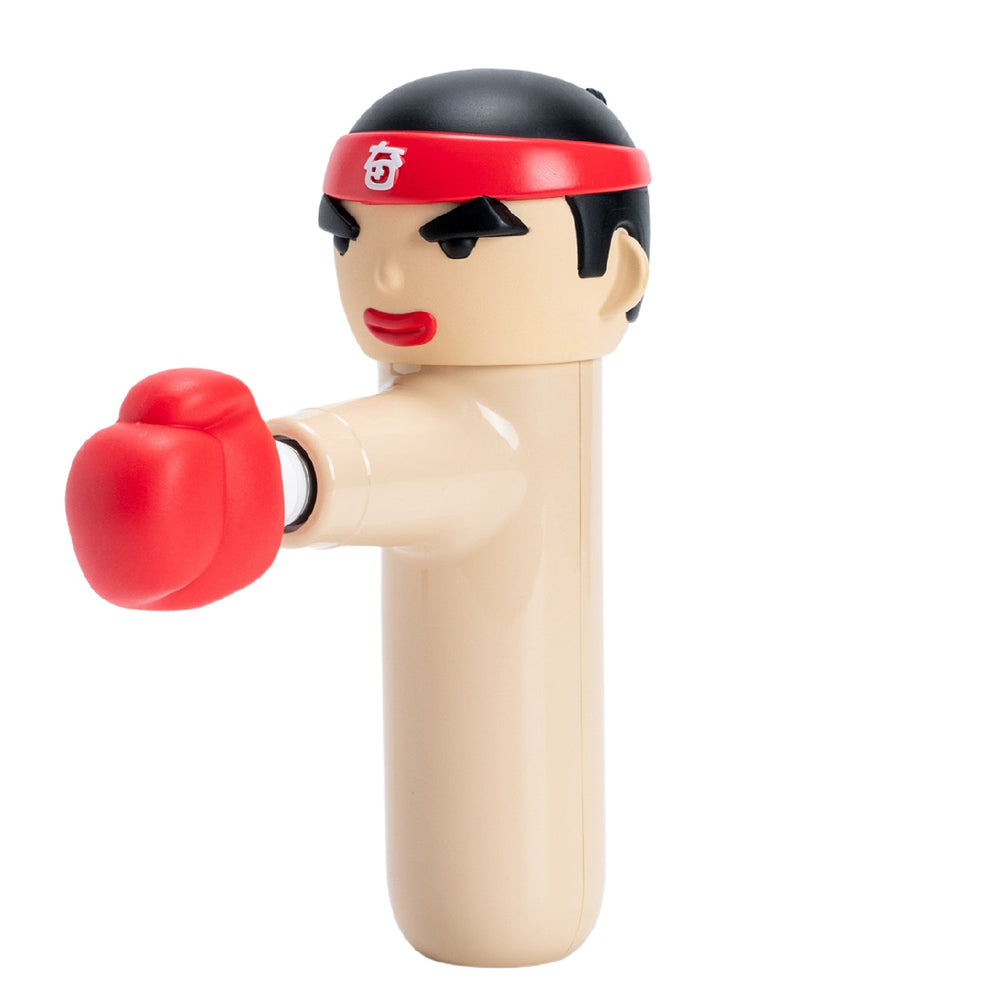 Frontal seitliche Ansicht des ACECOOL Handmassagegeräts KungFu Boxer in beige mit ausgestrecktem roten Boxhandschuh-Aufsatz.