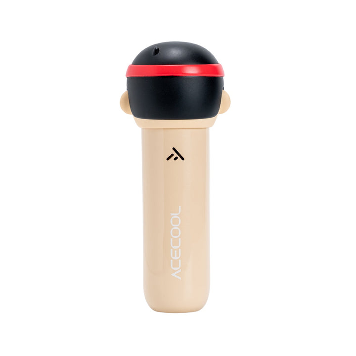 Rückansicht des ACECOOL KungFu Boxer Massagegeräts, beige Gehäuse mit Logo-Aufdruck und schwarzem Kopf mit rotem Stirnband.