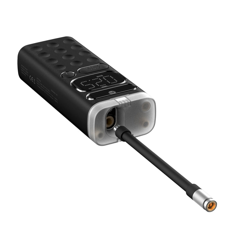 Elektrische Luftpumpe VoltPump X mit herausgezogenem Luftschlauch, einsatzbereit für Reifen und mehr.