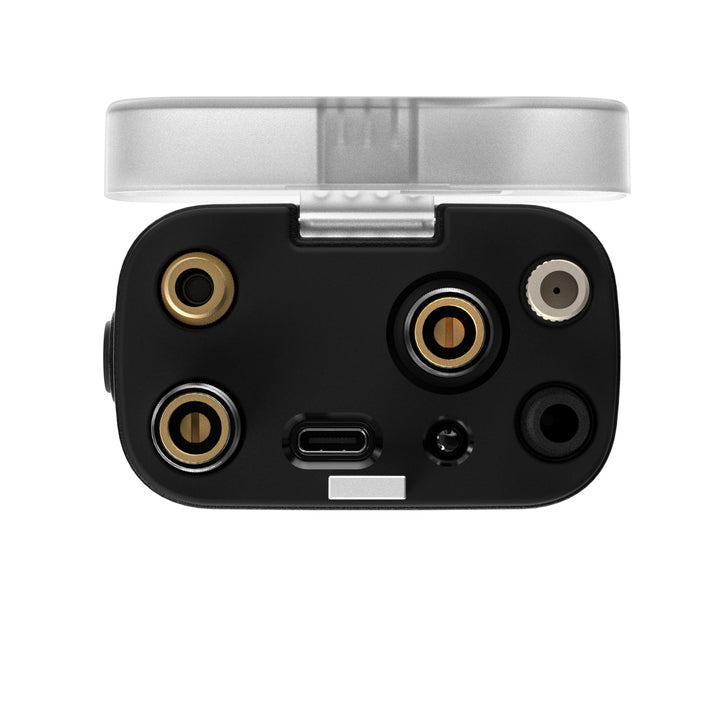 Oberseite der VoltPump X mit integriertem Zubehörfachund verschiedenen Ventiladaptern, USB-C-Ladeanschluss und Schlauchhalterung.