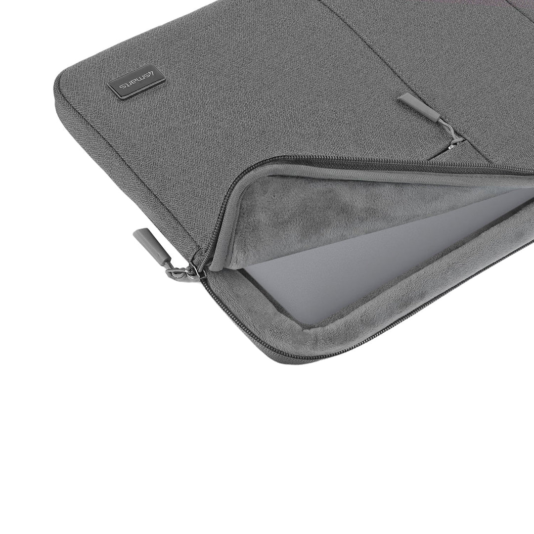 Laptop AirCushion Slim Sleeve 14 Zoll grau (D541071) Bild 6: Geöffnete Ansicht der Laptop AirCushion Slim Sleeve in grau, die das weiche, gepolsterte Innenfutter zeigt, das zusätzlichen Schutz für den Laptop bietet. Ein Laptop ist sicher in der Tasche verstaut, was den praktischen und schützenden Aspekt der Tasche unterstreicht.