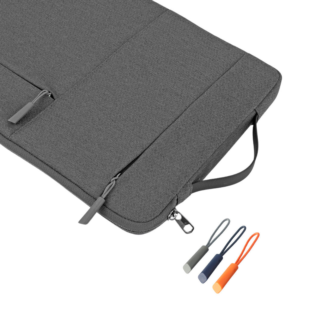 Laptop AirCushion Slim Sleeve 14 Zoll grau (D541071) Bild 3: Eine Nahaufnahme des unteren Bereichs der Laptop AirCushion Slim Sleeve, die die Reißverschlüsse und die robuste Verarbeitung zeigt. Verschiedene farbige Reißverschlussbänder bieten zusätzlichen Komfort und Stil.