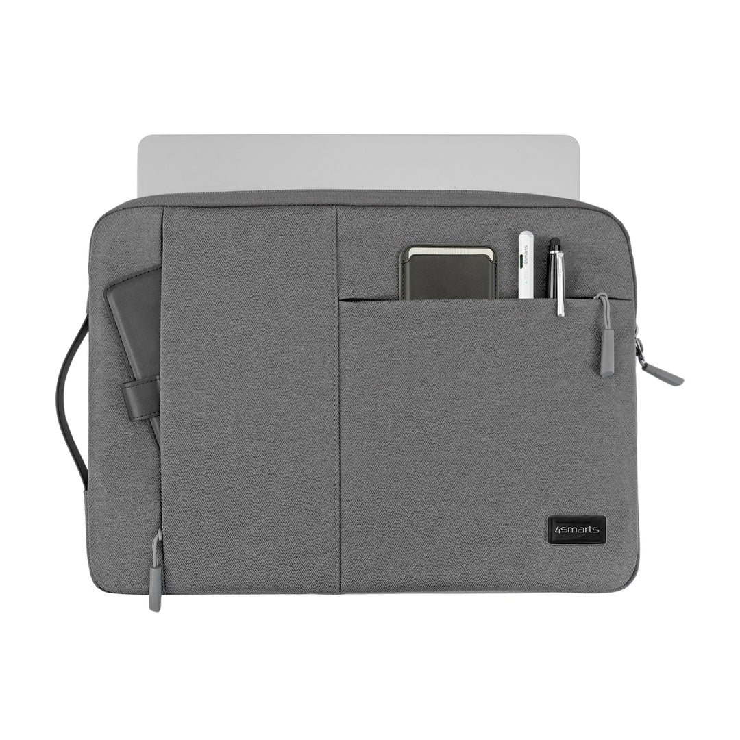 Laptop AirCushion Slim Sleeve 14 Zoll grau (D541071) Bild 4: Vorderansicht der Laptop AirCushion Slim Sleeve in grau, mit einem teilweise sichtbaren Laptop, einem Smartphone und zwei Stiften, die sicher in den äußeren Fächern verstaut sind. Das Bild zeigt die vielseitige Organisation und den praktischen Nutzen der Tasche.