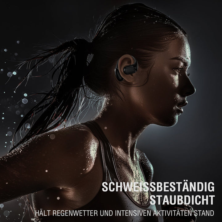 Eine Frau trainiert intensiv bei Regen und trägt die 4smarts OWS Bluetooth Kopfhörer SkyBuds Sport, die schweiß- und staubbeständig sind und auch bei schlechtem Wetter und intensiven Aktivitäten standhalten.