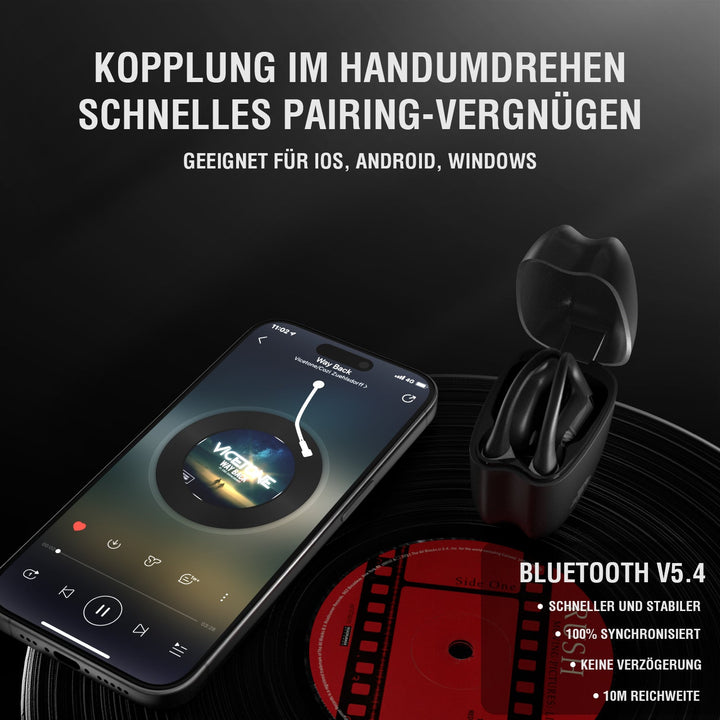 Ein Smartphone zeigt Musik, die abgespielt wird, während die 4smarts OWS Bluetooth Kopfhörer SkyBuds Sport daneben in ihrer Ladebox stehen. Die Kopfhörer unterstützen schnelles Pairing und sind kompatibel mit iOS, Android und Windows, dank Bluetooth V5.4.