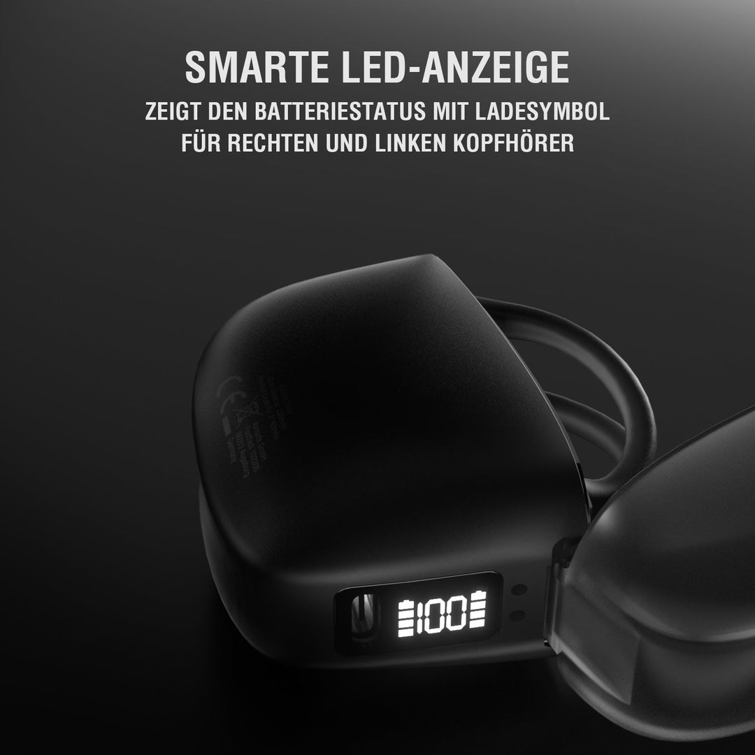 Nahaufnahme der 4smarts OWS Bluetooth Kopfhörer SkyBuds Sport in ihrer Ladebox mit einer smarten LED-Anzeige, die den Batteriestatus für den rechten und linken Kopfhörer anzeigt.