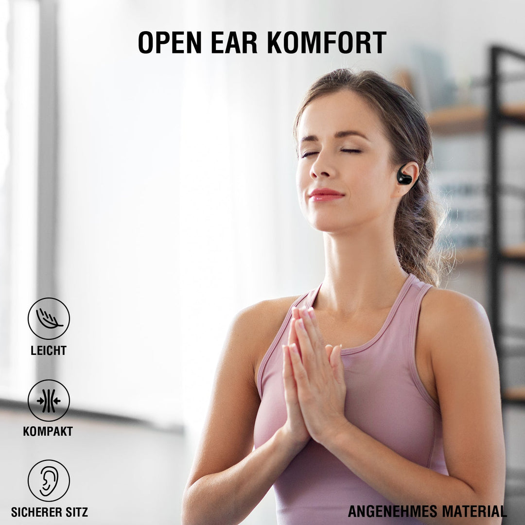 Eine Frau meditiert in einem hellen Raum und trägt die 4smarts OWS Bluetooth Kopfhörer SkyBuds Sport. Die Kopfhörer bieten Open Ear Komfort, sind leicht, kompakt und sitzen sicher im Ohr.