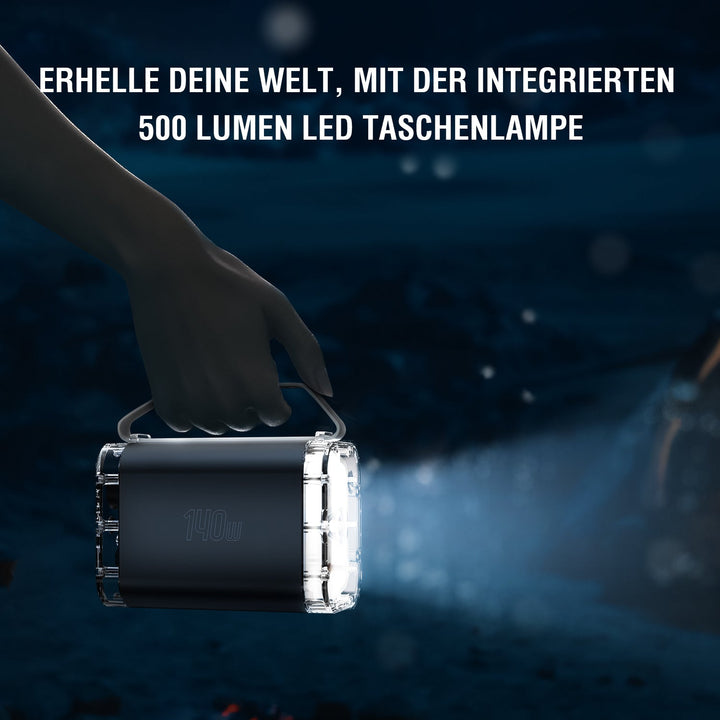 Powerbank Lucid Maxx 60000mAh grau Bild 5: Die Powerbank Lucid Maxx wird bei Nacht verwendet, mit ihrer integrierten 500 Lumen LED-Taschenlampe, die einen hellen Lichtstrahl aussendet. Der Text "ERHELLE DEINE WELT, MIT DER INTEGRIERTEN 500 LUMEN LED TASCHENLAMPE" unterstreicht diese Funktion.