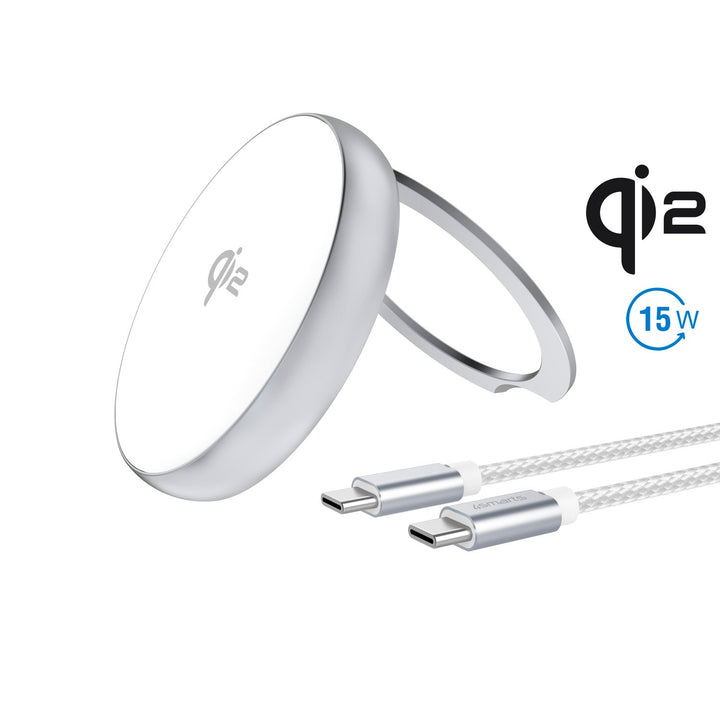 Der 4smarts Qi2 Charger Kickstand Silber / Weiß mit einem USB-C-Kabel. Das Ladegerät hat ein Kickstand-Design und eine maximale Leistung von 15W, angezeigt durch ein Qi2-Logo und eine 15W-Markierung.