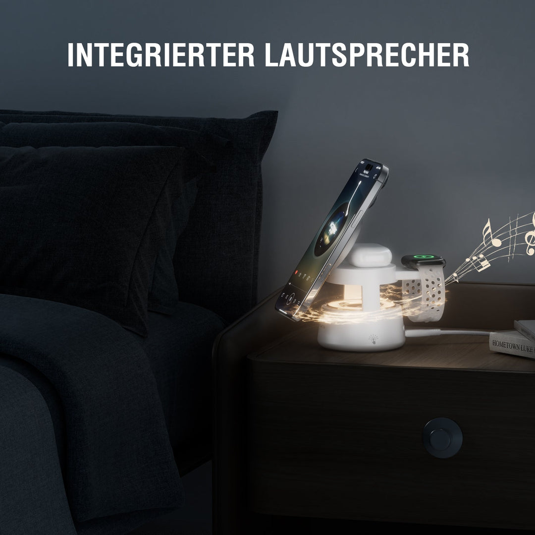 Qi2 Aura Sound weiße 4smarts Ladestation mit integriertem Lautsprecher, platziert auf einem Nachttisch, lädt Smartphone und Apple Watch parallel.