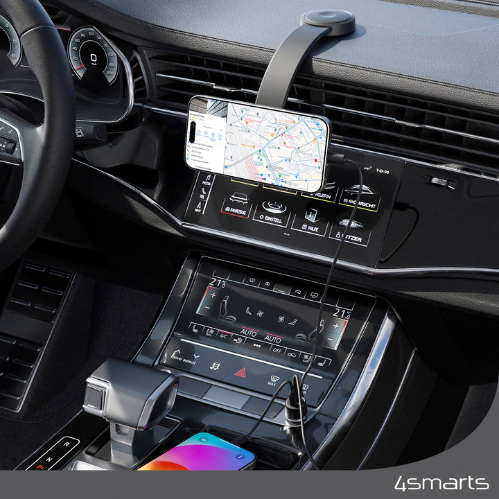 Ein Autoarmaturenbrett mit einem befestigten Smartphone, das vom Qi2 Kfz-Ladegerät gehalten wird, zeigt eine Navigationskarte auf dem Smartphone-Bildschirm.