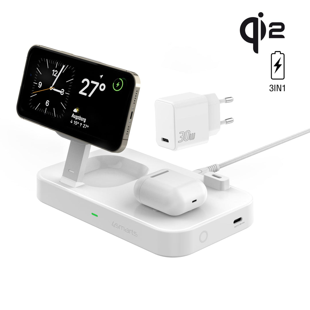 Die Qi2 Ladestation Trident Weiß mit einem horizontal aufgeladenen Smartphone, einer aufgeladenen kabellosen Ohrhörer-Box und einem 30W Netzteil, das neben der Ladestation gezeigt wird. Ein Qi2-Logo ist ebenfalls sichtbar.