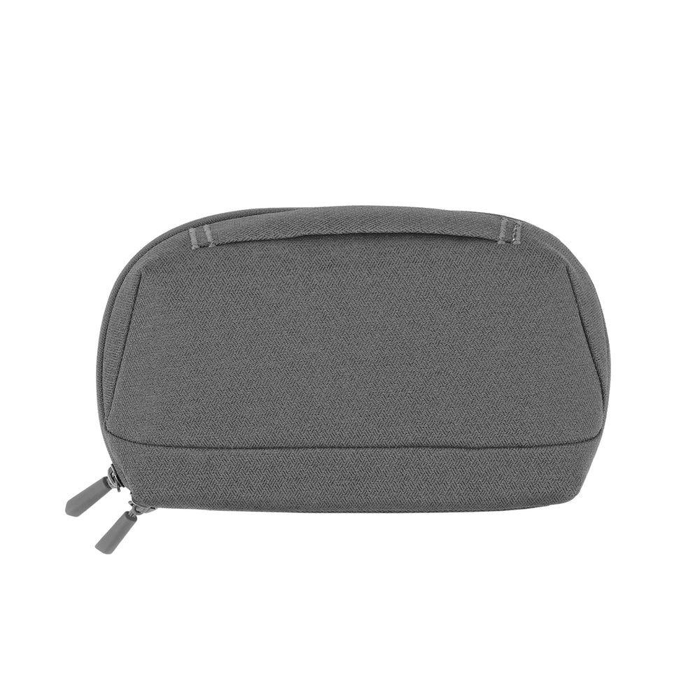 Smart Tech-Pouch Multiangle grau (D541270) Bild 2: Rückansicht des geschlossenen Smart Tech-Pouch Multiangle in grau, das die strapazierfähige und schlichte Außenhülle der Tasche hervorhebt. Die Tasche ist einfach zu transportieren und ideal für unterwegs.