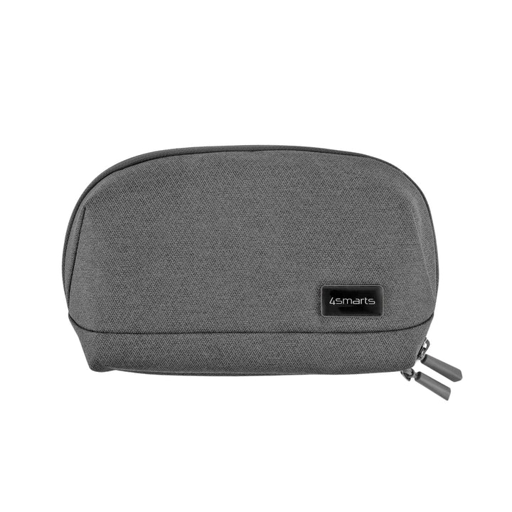 Smart Tech-Pouch Multiangle grau (D541270) Bild 1: Eine geschlossene Ansicht des Smart Tech-Pouch Multiangle in grau, auf der das elegante und unauffällige Design der Tasche zu sehen ist. Das Bild zeigt die Tasche in einer kompakten und schlanken Form.