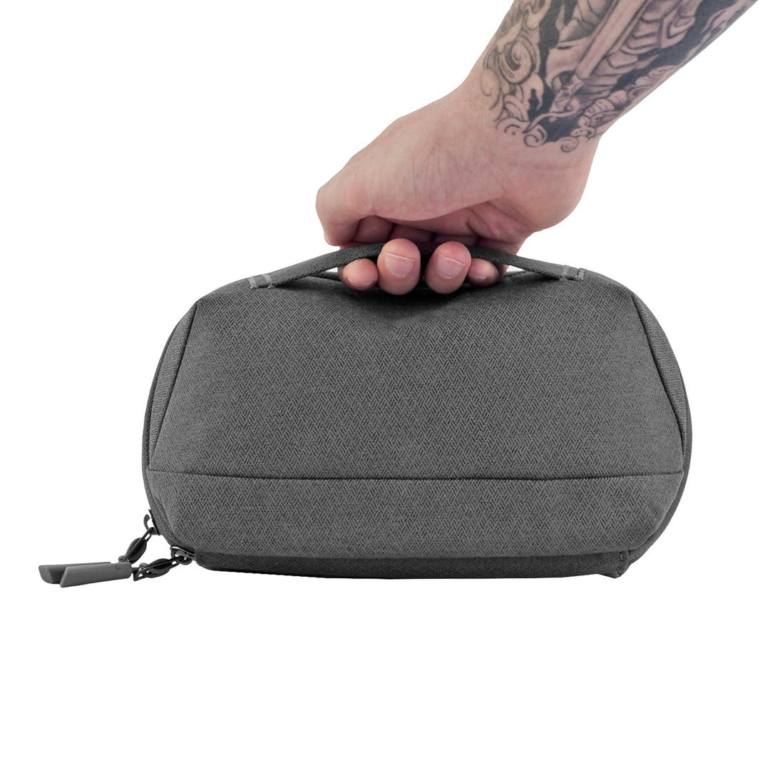 Smart Tech-Pouch Multiangle grau (D541270) Bild 4: Der Smart Tech-Pouch Multiangle in grau wird von einer Hand gehalten, die die kompakte und tragbare Größe der Tasche veranschaulicht. Perfekt für den Transport von Elektronikzubehör unterwegs.