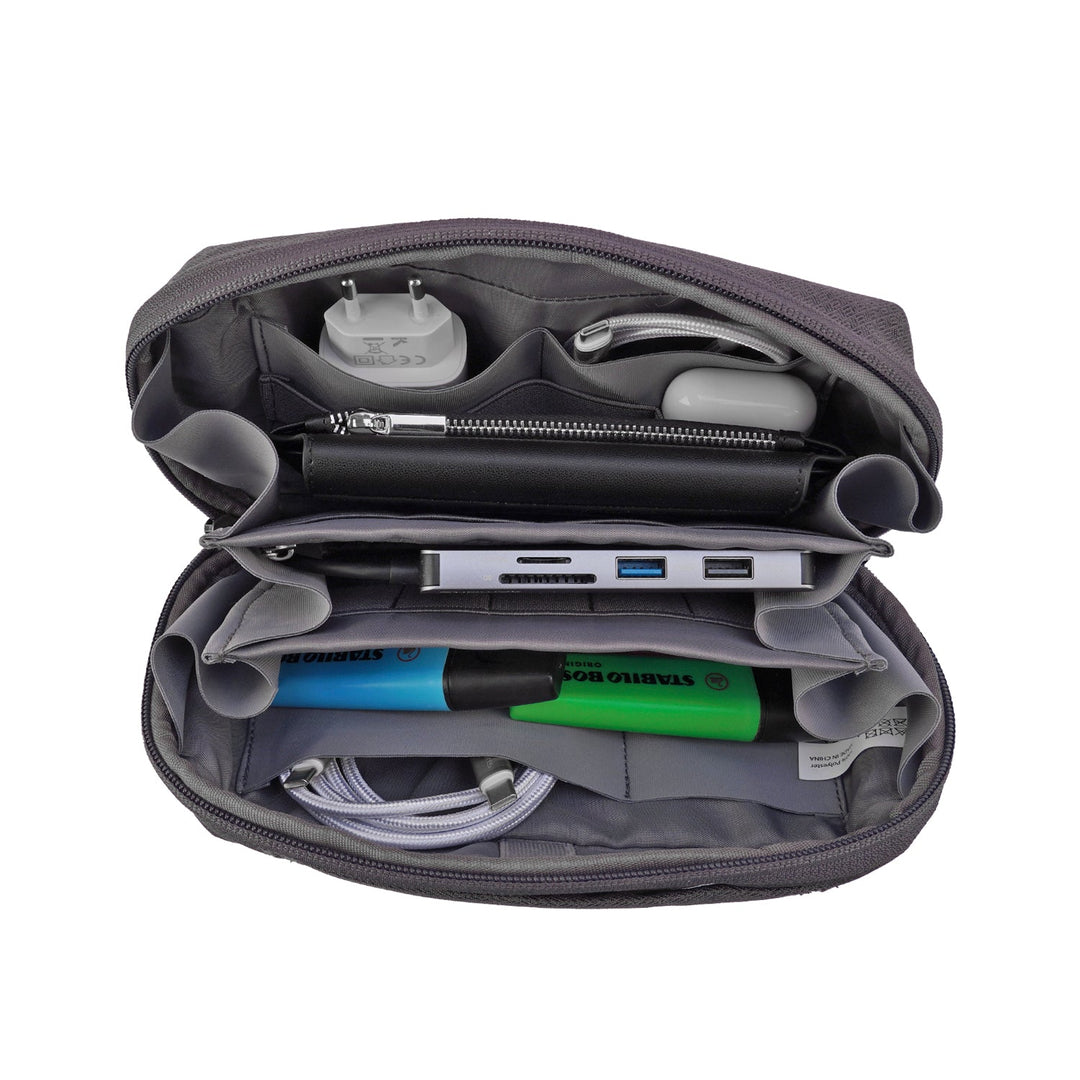 Smart Tech-Pouch Multiangle grau (D541270) Bild 6: Eine Nahaufnahme des geöffneten Smart Tech-Pouch in grau, der mehrere Fächer und Taschen für Kabel, Ladegeräte und weiteres technisches Zubehör enthält. Die Aufnahme betont die organisierte und platzsparende Anordnung der Gegenstände.