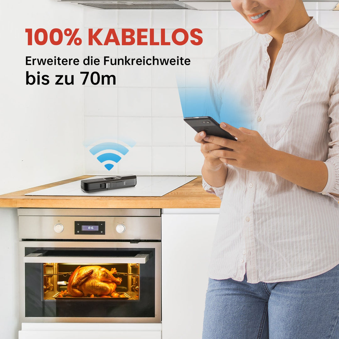 Eine Frau, die ein Smartphone nutzt, um die Temperatur eines Truthahns im Ofen mit dem Armeator One kabellosen Fleischthermometer zu überwachen. Der Text lautet "100% KABELLOS Erweitere die Funkreichweite bis zu 70m".